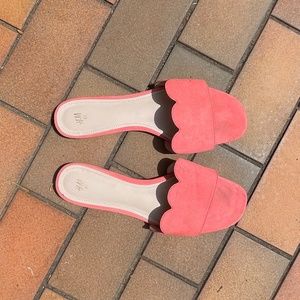 Flat sandal in salmon colour